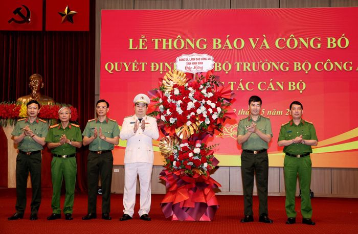 Đảng ủy, lãnh đạo Công an tỉnh Ninh Bình tặng hoa chúc mừng Đại tá Bùi Quyết Toán - Tân Giám đốc Công an tỉnh Lai Châu.