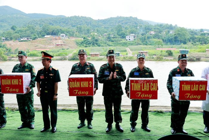Trao quà cho các lực lượng địa phương, ngành, đơn vị tham gia diễn tập.
