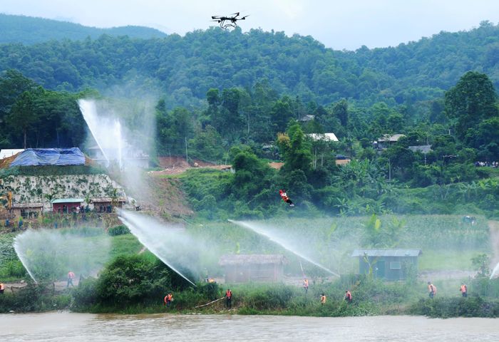 Sử dụng máy bay không người lái diễn tập cứu nạn, cứu hộ.