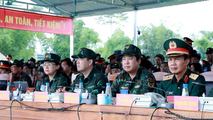Đại biểu dự diễn tập thực binh.