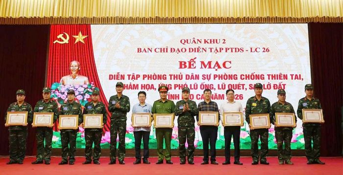 Khen thưởng các tập thể, cá nhân có thành tích xuất sắc trong thực hiện nhiệm vụ diễn tập.