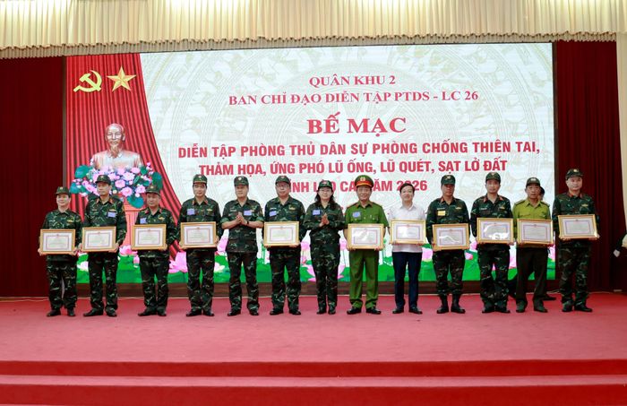 Khen thưởng các tập thể, cá nhân có thành tích xuất sắc trong thực hiện nhiệm vụ diễn tập.