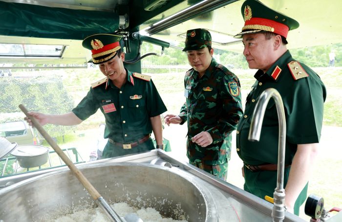 Đại biểu tham quan khu diễn tập thực binh.