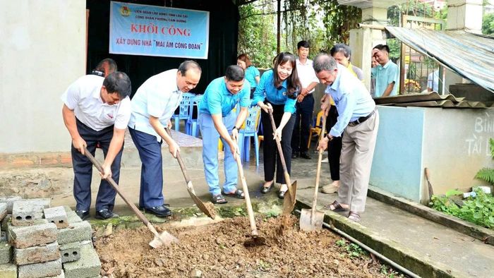 Các đại biểu cùng gia đình thực hiện nghi thức động thổ.