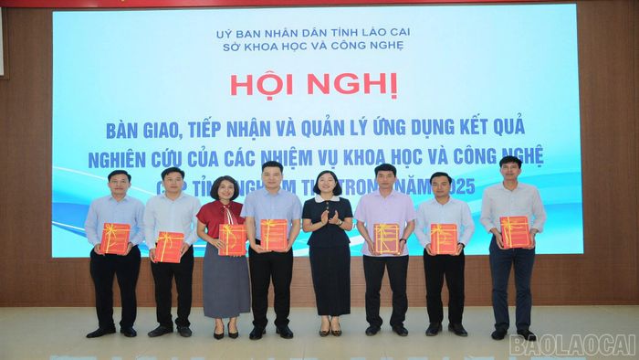 Đồng chí Nguyễn Thị Lan Anh - Phó Giám đốc Sở Khoa học và Công nghệ bàn giao sản phẩm cho các sở, ngành.