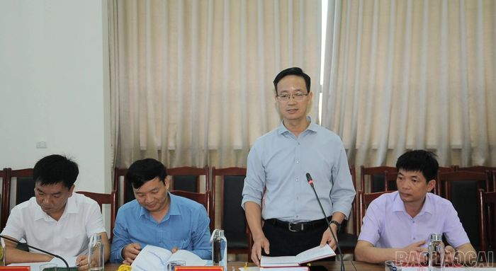 Đại diện sở Văn hóa, Thể thao và Du lịch trao đổi cách duy trì sản phẩm sau bàn giao.