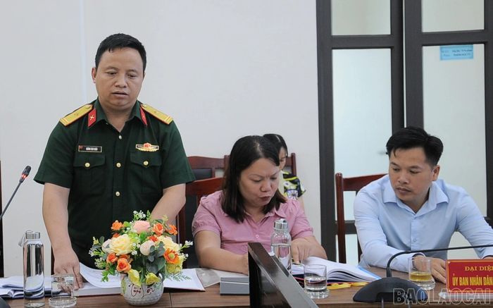 Đại diện Bộ Chỉ huy Quân sự tỉnh trao đổi cách duy trì sản phẩm.