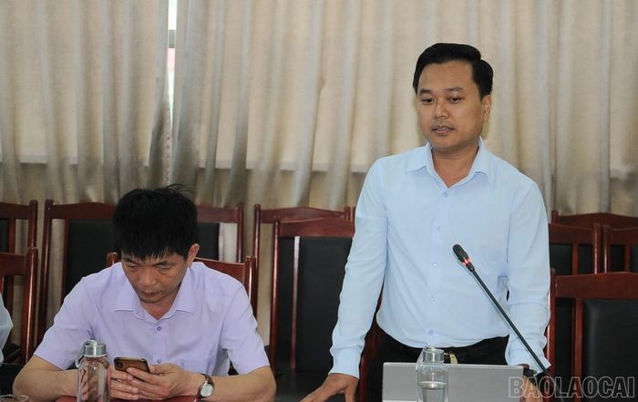 Đại diện xã Phong Hải trao đổi cách duy trì sản phẩm sau bàn giao