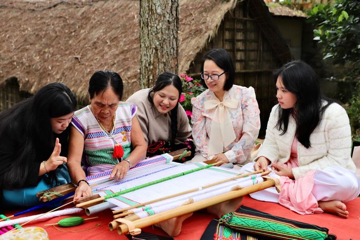 Tiến sĩ Nguyễn Thị Hà Giang cùng sinh viên Trường Đại học Đà Lạt tìm hiểu nghề dệt thổ cẩm tại Bảo tàng tỉnh Lâm Đồng