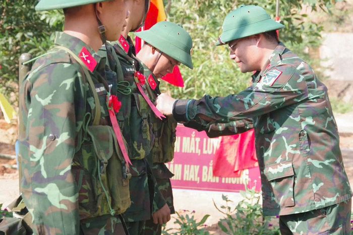 Trung tá Nguyễn Đức Thắng, Chính ủy Trung đoàn Bộ binh 994A động viên chiến sĩ trên thao trường thực hành bắn súng