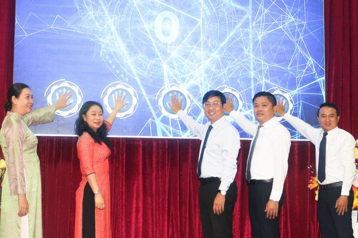 Lãnh đạo phường Phú Thủy thực hiện nghi thức phát động phong trào Thi đua năm 2026