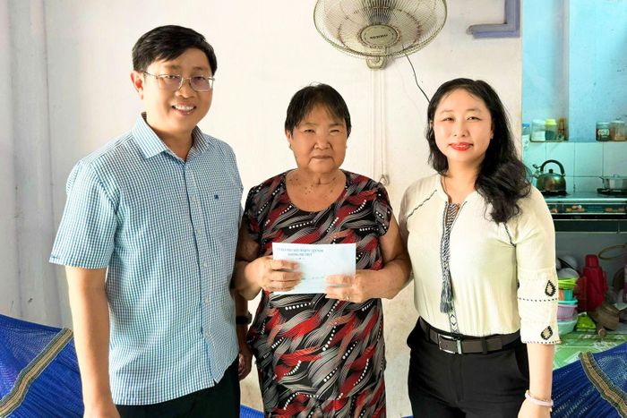 Lãnh đạo Đảng ủy và Ủy ban MTTQ Việt Nam phường Phú Thủy thăm hỏi, động viên một gia đình ngư dân bị hỏa hoạn tàu cá