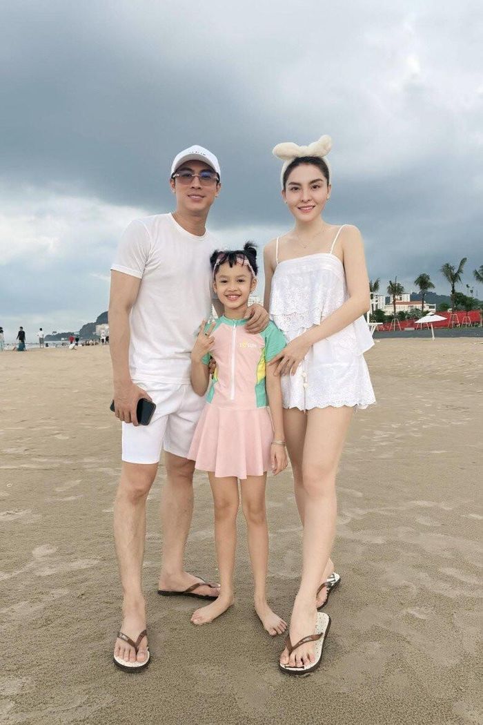 Saka Trương Tuyền có mối quan hệ tốt đẹp với bé Xí Muội, thường cùng nhau đi vui chơi.