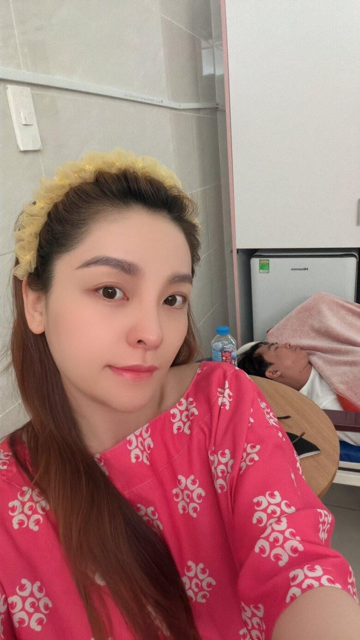 Hồ Việt Trung vào viện chăm bà bầu nhưng ngủ ngon lành.