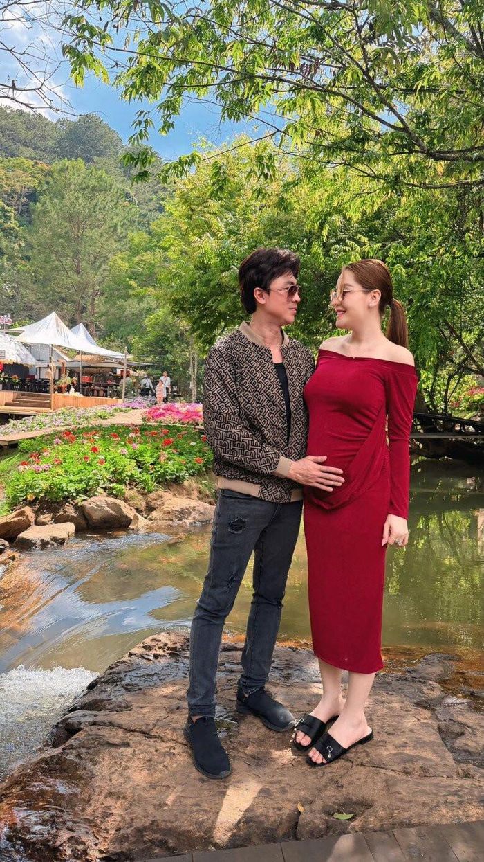 Hồ Việt Trung hạnh phúc thông báo sắp đón “ngựa con” chào đời.