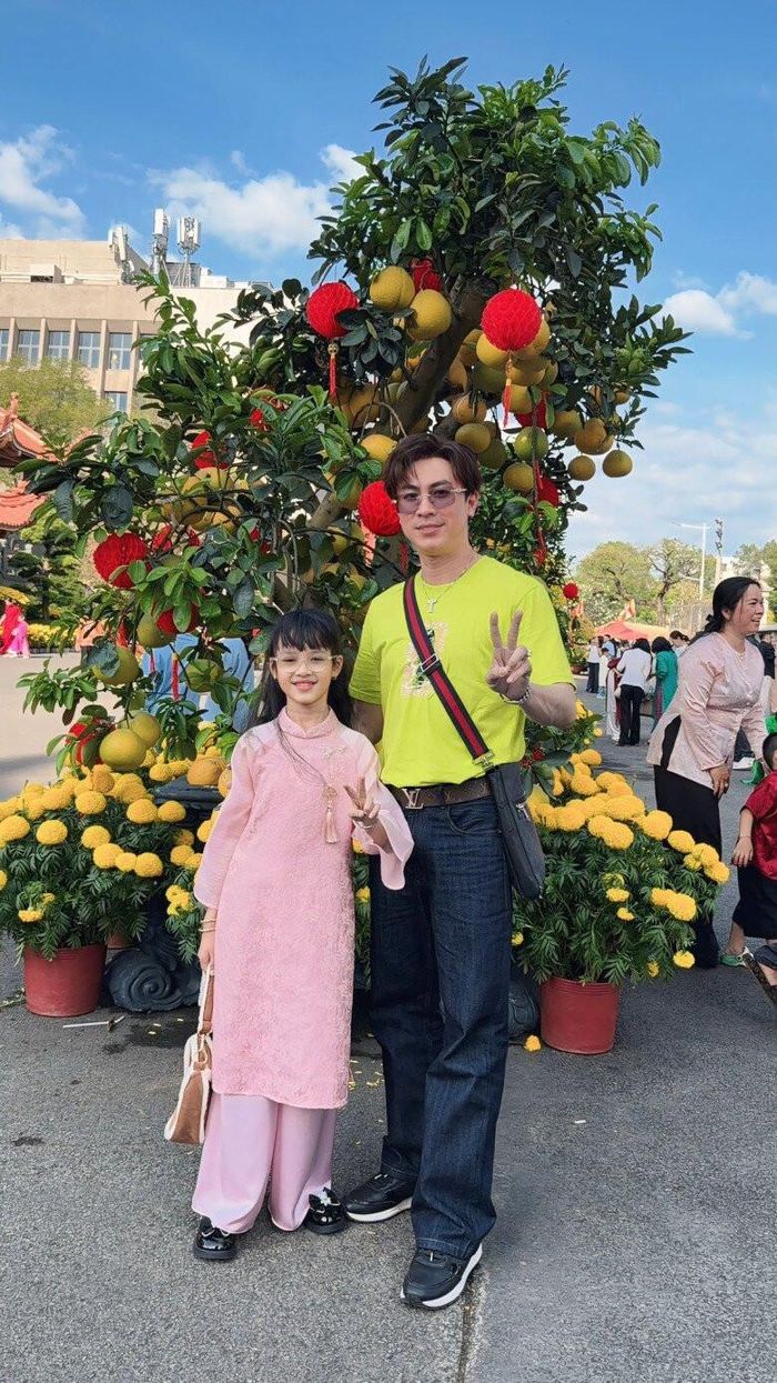 Con gái của ca sĩ Hồ Việt Trung và vợ cũ, bé Xí Muội hiện đang sống cùng bố.