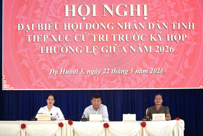 Các đồng chí chủ trì hội nghị tiếp xúc cử tri tại xã Đạ Huoai 3