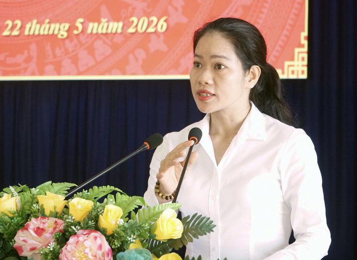 Đồng chí Nguyễn Thị Thanh Thảo, Bí thư Đảng ủy, Chủ tịch HĐND xã Đạ Huoai 2 thông tin vấn đề cử tri quan tâm tại buổi tiếp xúc