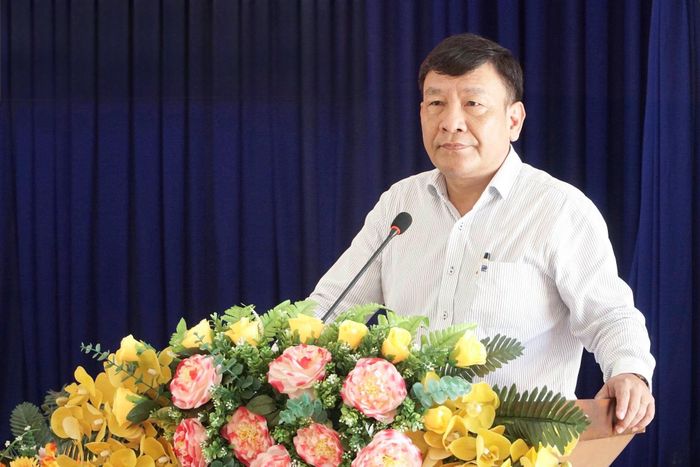 Phó Bí thư Tỉnh ủy Lâm Đồng Bùi Thắng trả lời kiến nghị của cử tri và chỉ đạo giải quyết vấn đề được bà con quan tâm tại buổi tiếp xúc