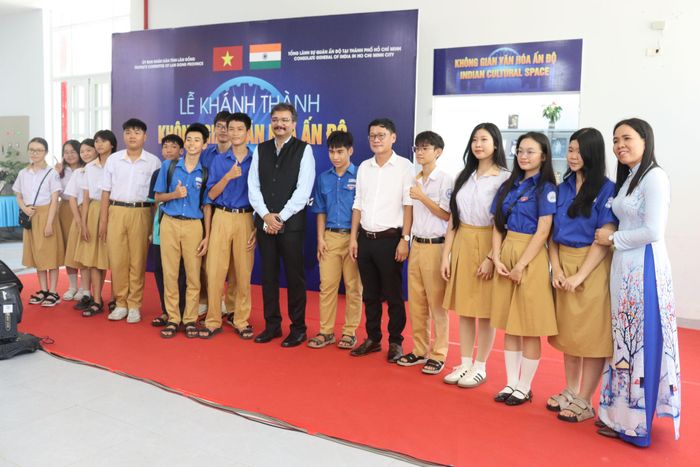 Học sinh giao lưu, chụp ảnh lưu niệm với Tổng Lãnh sự quán Ấn Độ tại TP Hồ Chí Minh