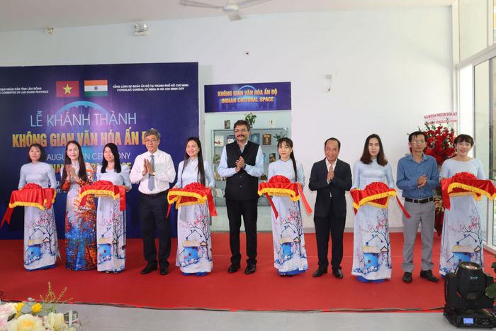 Thực hiện nghi lễ cắt băng khánh thành Không gian văn hóa Ấn Độ