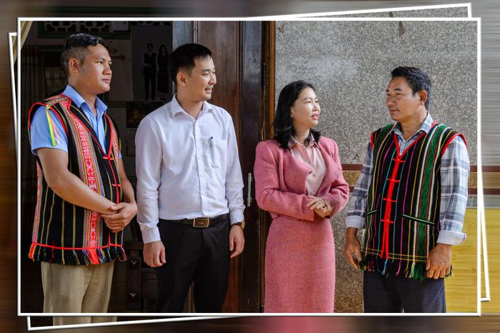 Ông Điểu Nsrâu, Bí thư Chi bộ, Trưởng bon Diêng Ngaih, xã Tuy Đức trao đổi cùng cán bộ xã về tình hình đời sống và các hoạt động tại bon làng