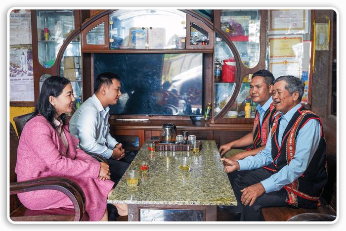 Cán bộ xã Tuy Đức gặp gỡ, lắng nghe ý kiến người có uy tín trong đồng bào dân tộc thiểu số