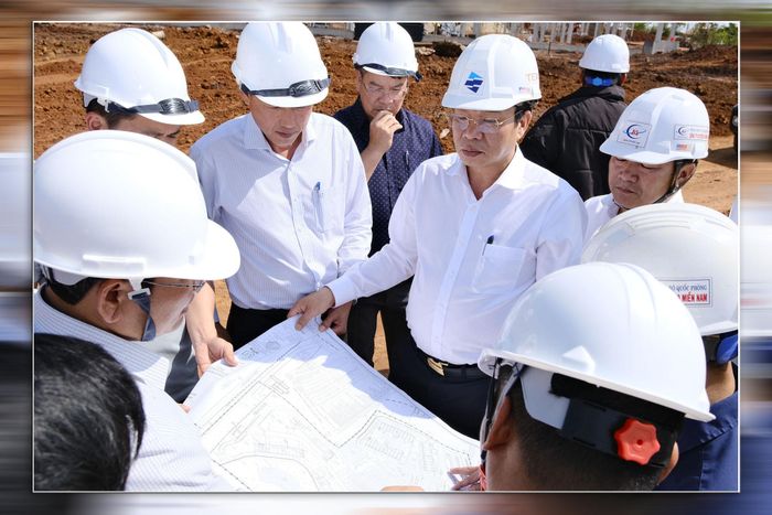 Đồng chí Lưu Văn Trung, Phó Bí thư Tỉnh ủy, Chủ tịch HĐND tỉnh Lâm Đồng cùng đoàn công tác kiểm tra tiến độ thi công Dự án Trường Phổ thông nội trú liên cấp tiểu học và THCS xã biên giới Quảng Trực
