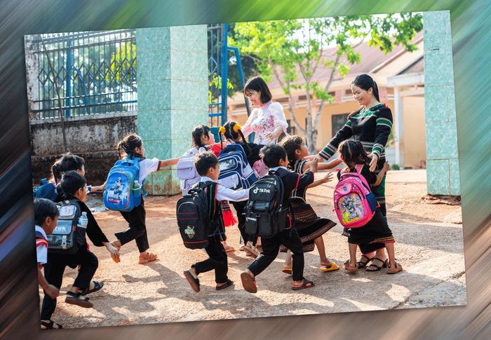 Học sinh cấp tiểu học Trường TH&amp;THCS Nguyễn Du xã Tuy Đức vui mừng khi được cô giáo đón trong buổi sáng đến trường