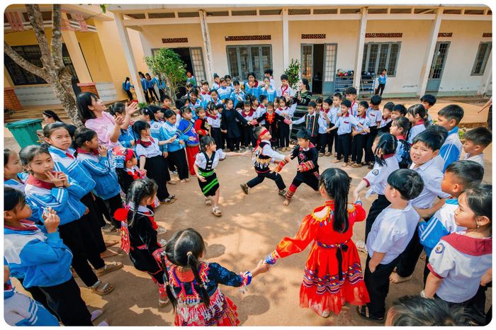 Học sinh Trường TH&amp;THCS Nguyễn Du tham gia sinh hoạt tập thể trong giờ ra chơi, tạo không khí vui tươi, gắn kết trong môi trường học đường