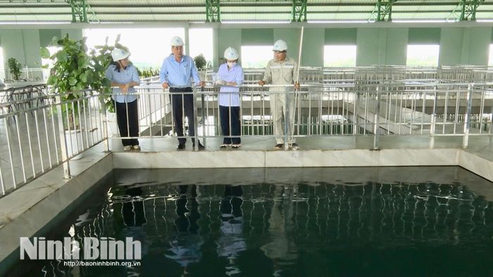 Lãnh đạo Công ty cổ phần Nước sạch Hà Nam kiểm tra hệ thống cấp nước của đơn vị.