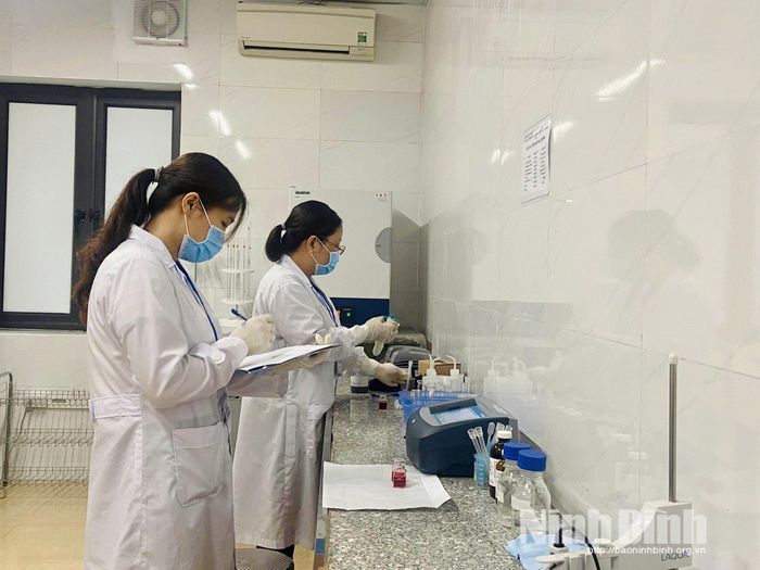 Cán bộ Công ty cổ phần Nước sạch và Vệ sinh nông thôn tỉnh Ninh Bình phân tích mẫu nước.