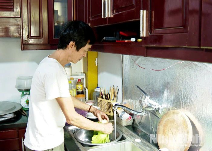 Ông Bùi Quốc Toản, thôn Hồng Lai, xã Nho Quan yên tâm sử dụng nước sinh hoạt.