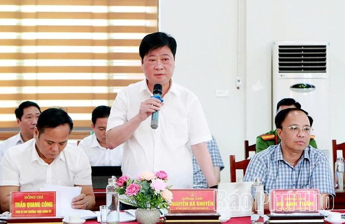 Lãnh đạo xã Yên Sơn báo cáo tình hình thực hiện các chuyên đề.