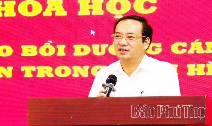 Đồng chí Lương Đức Minh - Trưởng Ban Tuyên giáo và Dân vận Tỉnh ủy phát biểu tham luận tại hội thảo.