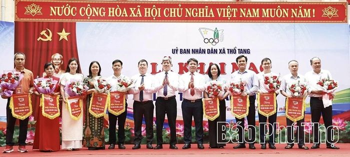 Lãnh đạo xã Thổ Tang tặng hoa và cờ lưu niệm cho các đội tham gia HKPĐ.