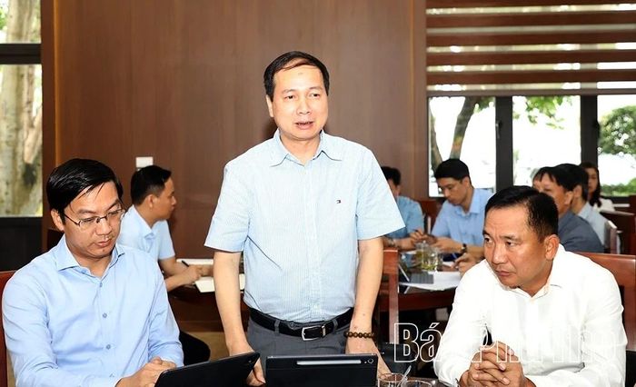 Lãnh đạo các sở, ngành trao đổi tại chương trình.