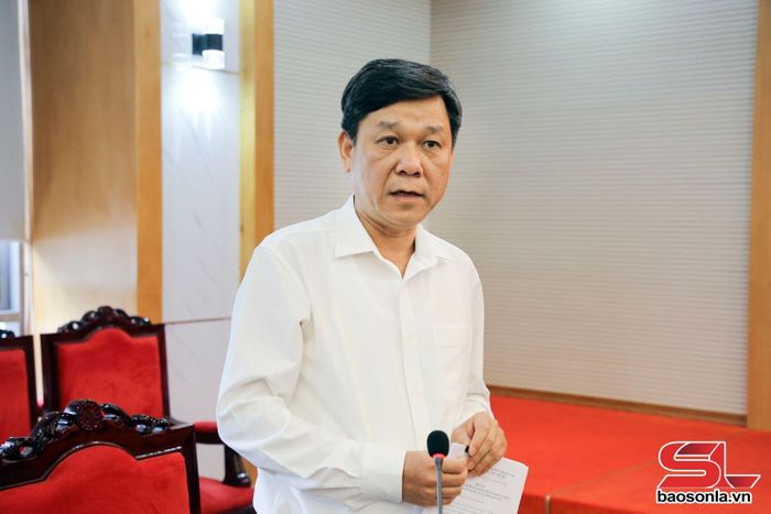 Lãnh đạo xã Lóng Sập báo cáo tại cuộc làm việc.