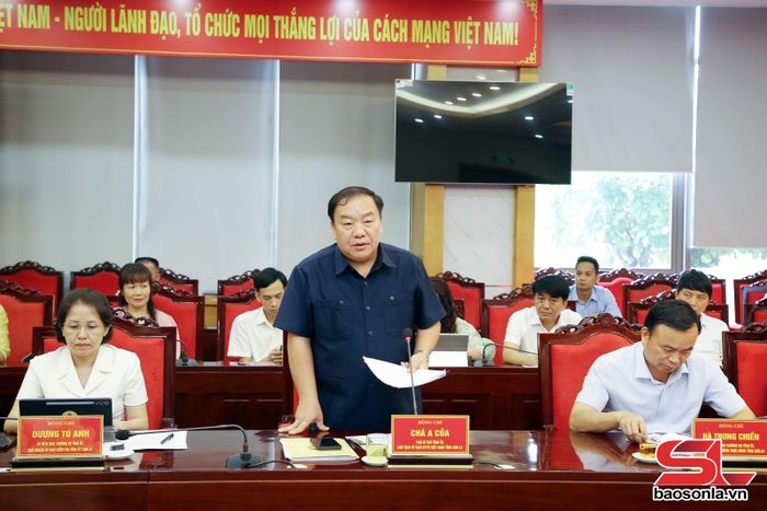 Đồng chí Chá A Của, Phó Bí thư Tỉnh ủy, Chủ tịch Ủy ban MTTQ Việt Nam tỉnh phát biểu tại cuộc làm việc.