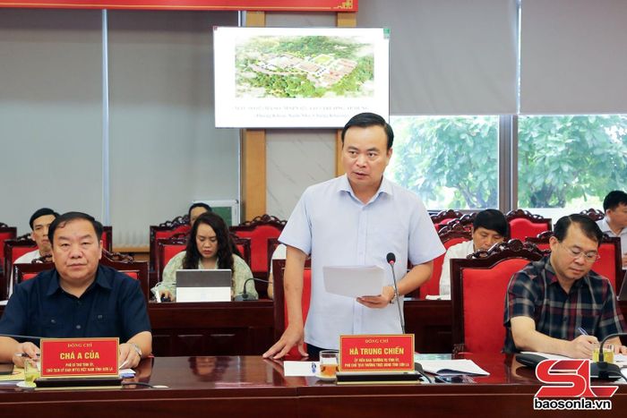 Đồng chí Phó Chủ tịch Thường trực UBND tỉnh báo cáo tại cuộc làm việc.