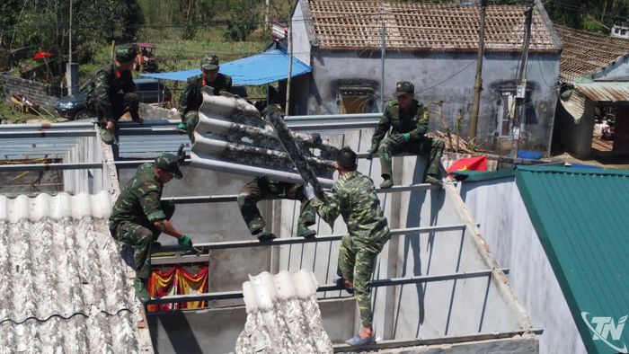 Cán bộ, chiến sĩ Sư đoàn 346 (Quân khu 1) chung tay khắc phục hậu quả thiên tai tại xã Yên Trạch.