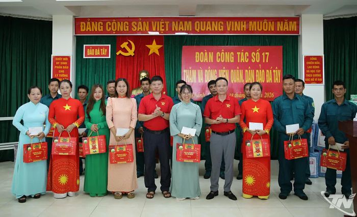 Lãnh đạo tỉnh Thái Nguyên tặng quà các hộ dân trên đảo Đá Tây.