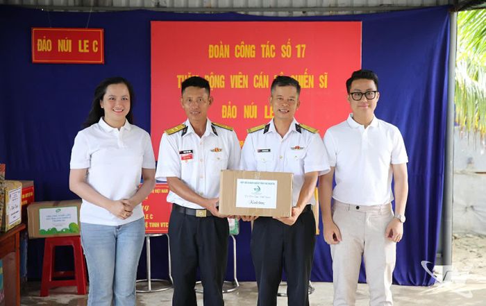 Các cá nhân, doanh nghiệp trên địa bàn tỉnh Thái Nguyên tặng quà cho cán bộ, chiến sĩ ở Trường Sa.