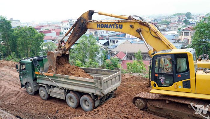 Máy móc, nhân lực được huy động triển khai thi công tại khu vực đồi Ông Đống sáng 22-5.