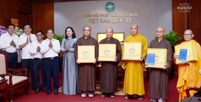Ban Thường trực Ủy ban MTTQVN TP.HCM tặng quà chúc mừng Đại lễ Phật đản đến quý Thượng tọa, Ni sư