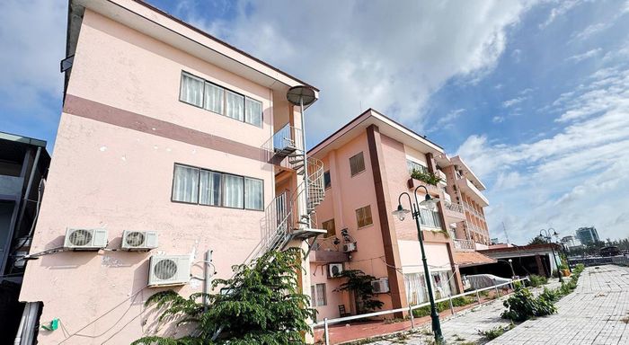 Nhà khách số 2 nằm ở vị trí đắc địa nhưng đã bỏ hoang nhiều năm, xuống cấp trầm trọng.
