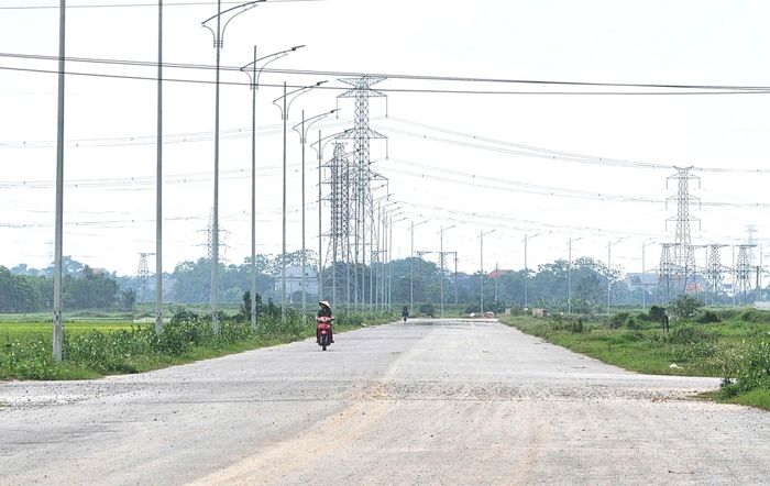 Nhiều đoạn tại dự án đường nối ĐT 296 với đường Vành đai IV đã hoàn thành, mặt đường thảm nhựa, lắp đặt hệ thống đèn chiếu sáng.