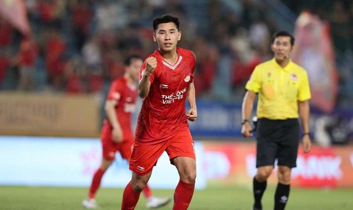Đinh Xuân Tiến ăn mừng bàn gỡ hòa vào lưới PVF-CAND (Ảnh: Hoài Thương).