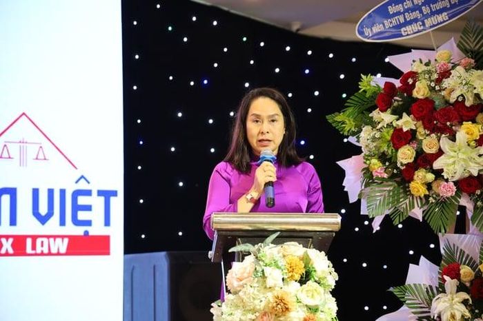  Bà Lương Thị Thu, Chủ tịch HĐQT kiêm Tổng giám đốc Công ty cổ phần dịch vụ đại lý thuế và tư vấn đào tạo Tâm Việt. 