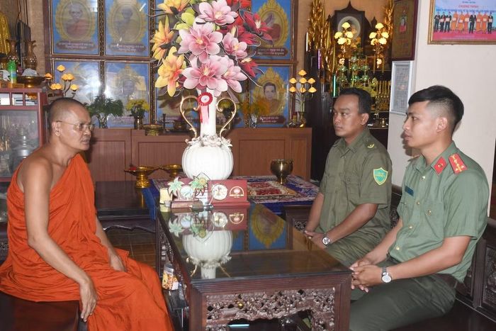 Đại úy Lâm Sa Rai tiếp xúc người có uy tín và Ban chủ nhiệm Câu lạc bộ “Tuyên truyền, giáo dục, cảm hóa đối tượng tại cơ sở tôn giáo chùa Tà Ốt”.